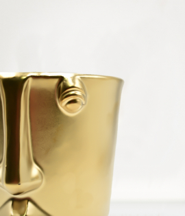 مزهرية لون ذهبي على شكل وجه