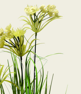 نبات اصطناعي في مركن خشب 