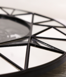 ساعة حائط لون اسود بعقارب ذهبي