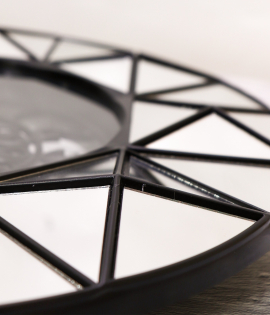 ساعة حائط لون اسود بعقارب ذهبي